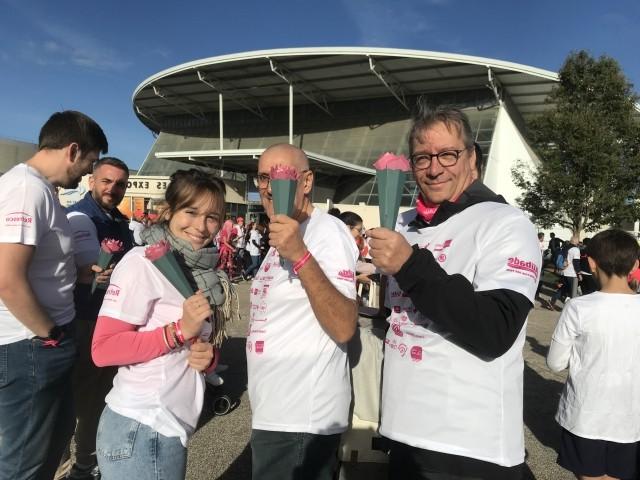 十大外围足彩网 Joins Local Runs to Raise Breast Cancer Awareness, Donates Corrugated Roses